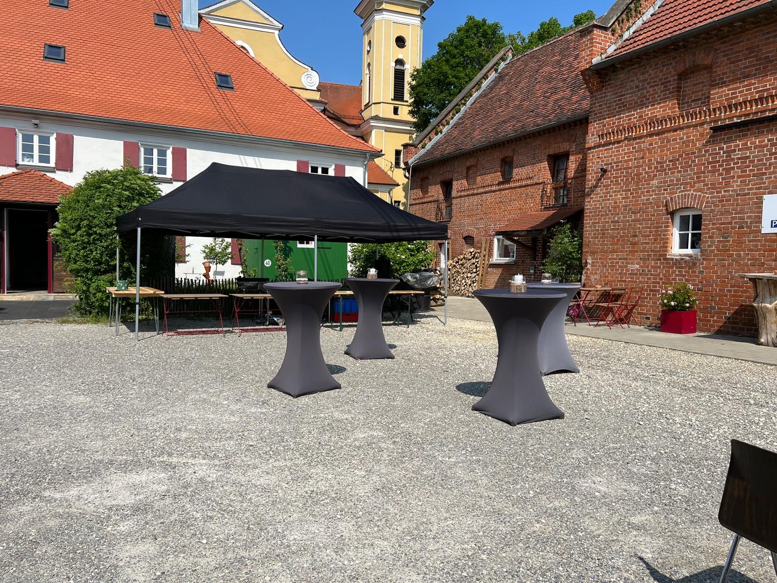 Hof bei Abendlicht